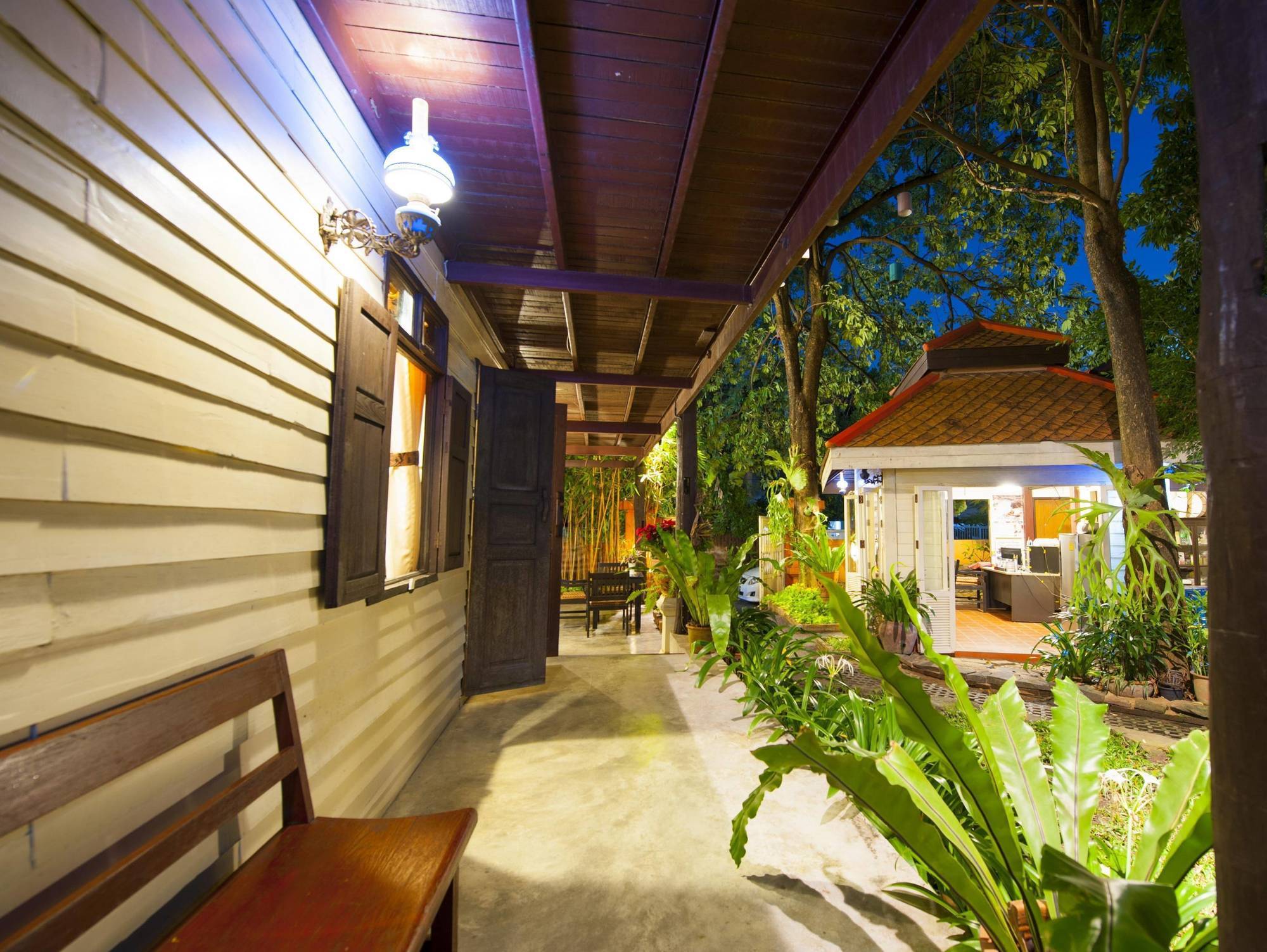 Smile House Boutique Hotel Чиангмай Екстериор снимка